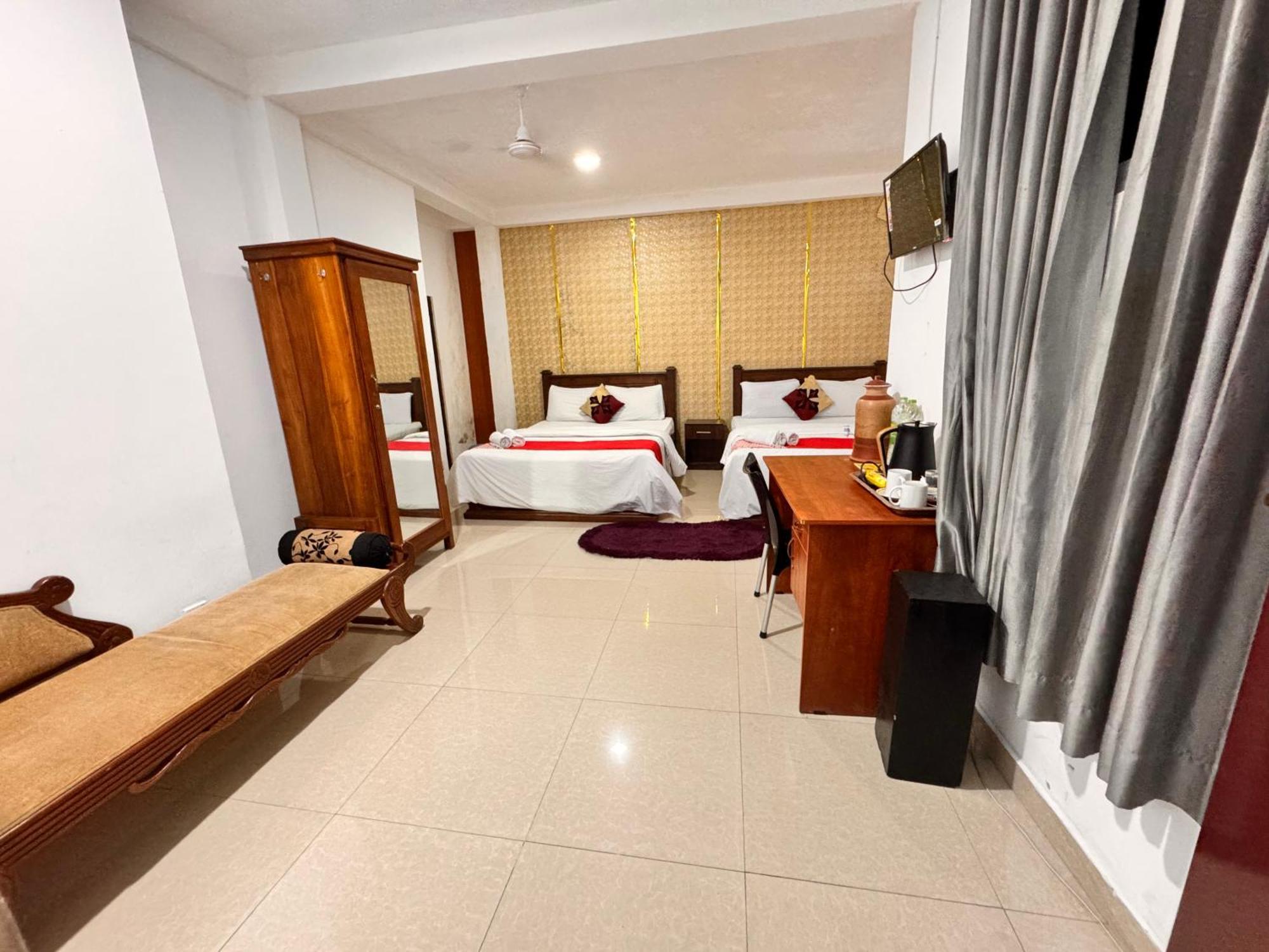 Airport Transit Kings Hotel Катунаяка Экстерьер фото